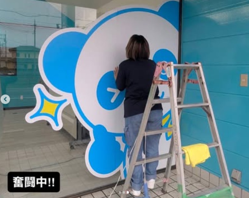新店舗オープンに向けて…シート貼り